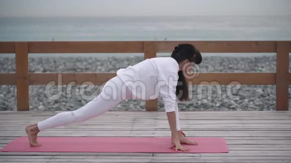 在海滩边训练运动女士视频的预览图