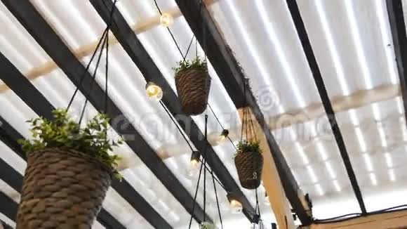 摄像机显示用活植物装饰的咖啡厅天花板视频的预览图
