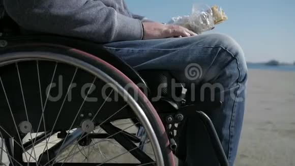 特写贫困残疾人吃唐纳烤肉串肖像孤独男视频的预览图
