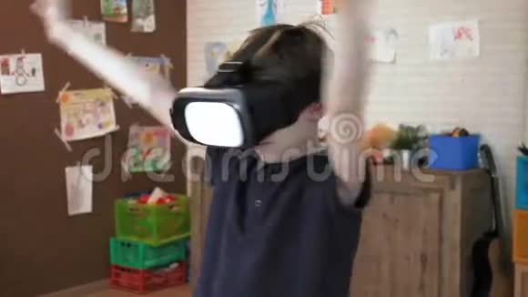 可爱的男孩使用虚拟现实耳机体验可爱的世界视频的预览图