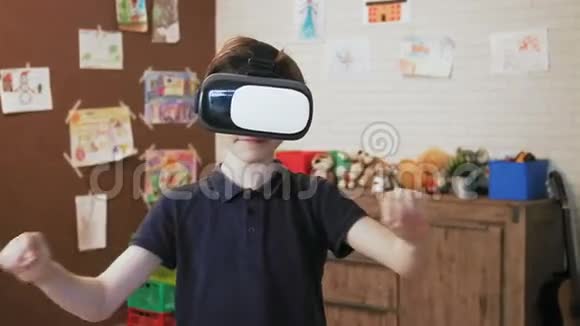 可爱的男孩戴着虚拟现实耳机体验数字世界视频的预览图