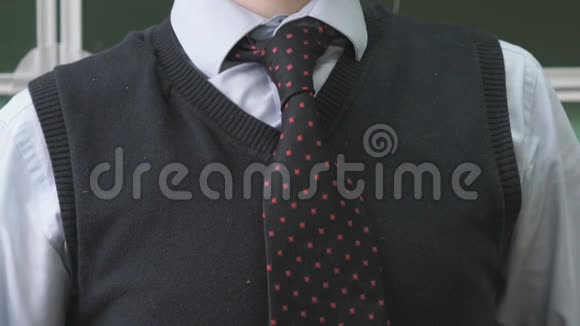 不知名男生系领带的特写视频的预览图