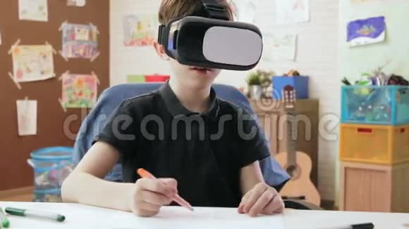 用虚拟现实耳机画可爱的男孩视频的预览图