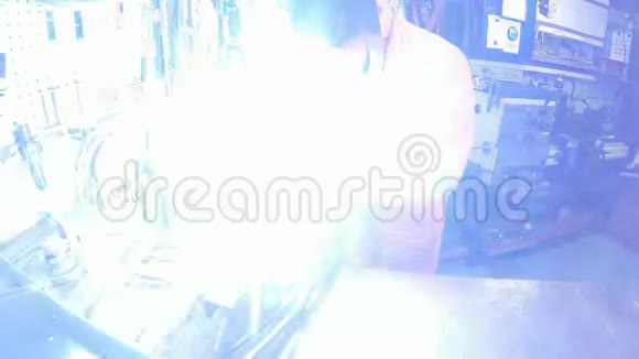 戴口罩的人做焊接机视频的预览图