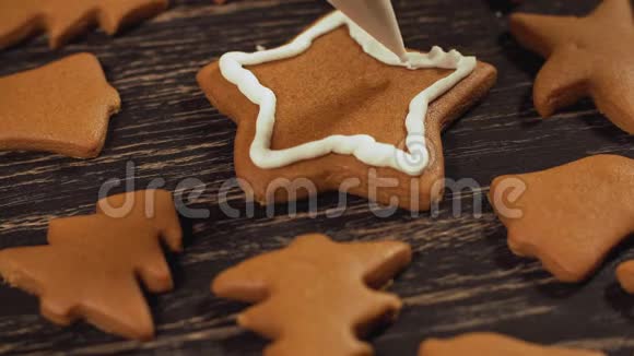 装饰圣诞饼干关闭装饰自制姜饼明星视频的预览图