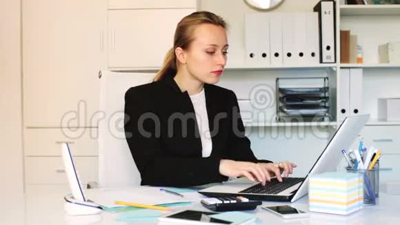 在办公室工作的年轻女性视频的预览图