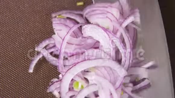 剪下的红洋葱被锋利的刀移动和混合视频的预览图