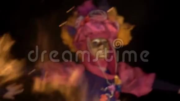 金色叶子威尼斯人面具传统嘉年华威尼斯人面具神秘色彩美丽的年轻女子威尼斯人面具视频的预览图