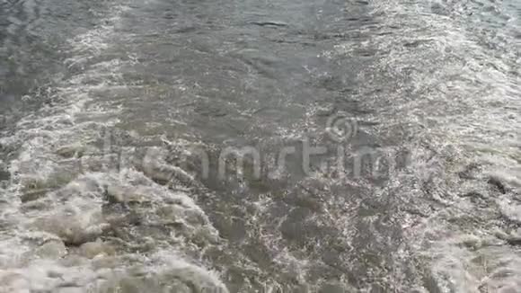 船在河上醒来大船后面有水沫痕迹高速相机慢动作视频的预览图