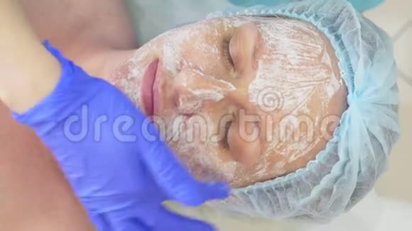 关闭美容程序美容师清洁面膜剥皮美和身体护肤慢动作4k视频的预览图
