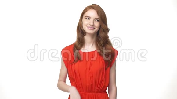 年轻美丽的白种人女子穿着华丽的橙色连衣裙站在白色背景下说不孤立视频的预览图