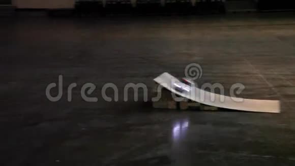 RC车在蹦床上跳跃视频的预览图