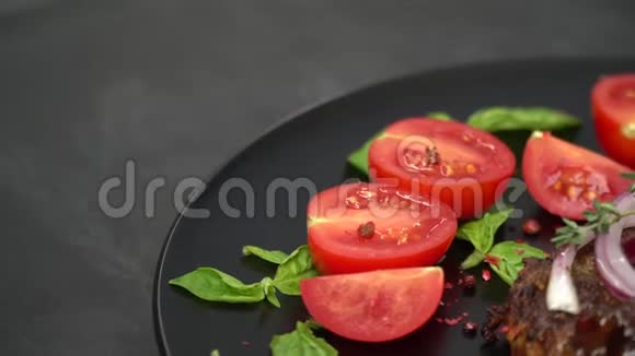 加酱和洋葱的多汁牛肉并排切好的西红柿和罗勒叶片视频的预览图