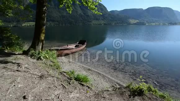 初夏在田园诗般的阿尔卑斯山谷中有湖的小船HD1080p波辛基斯洛文尼亚视频的预览图