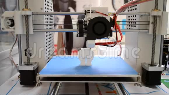 3D打印机用熔融塑料特写创建一个体积对象视频的预览图