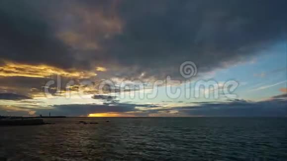 圣塞巴斯蒂安灯塔卡迪斯西班牙上空的暴风天空视频的预览图