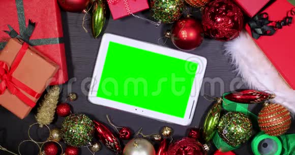 带有圣诞装饰品的数码平板电脑视频的预览图