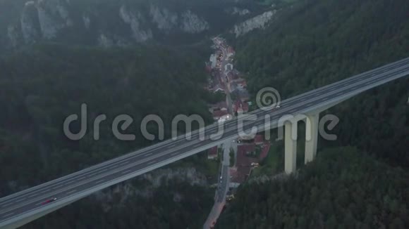 傍晚在小镇上空鸟瞰奥地利公路桥视频的预览图