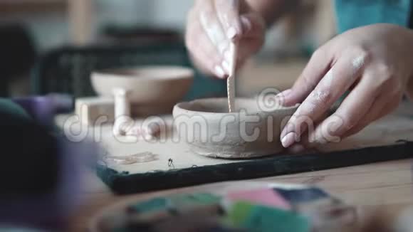 女孩忙于创造性的工作创造一盘粘土的过程女性手特写原粘土图案视频的预览图