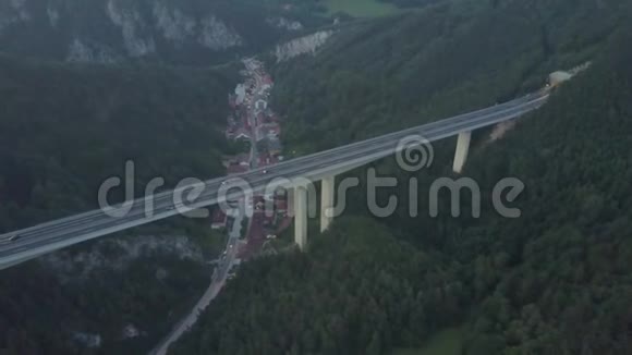 小镇上空欧洲公路桥夜景视频的预览图
