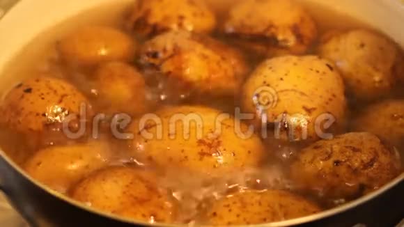 锅里煮土豆视频的预览图