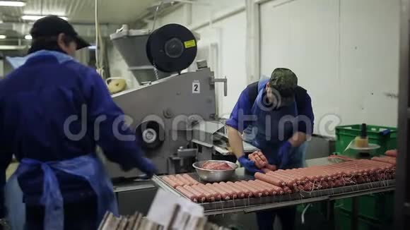 一个穿制服的员工正在准备生产香肠熏香肠店视频的预览图
