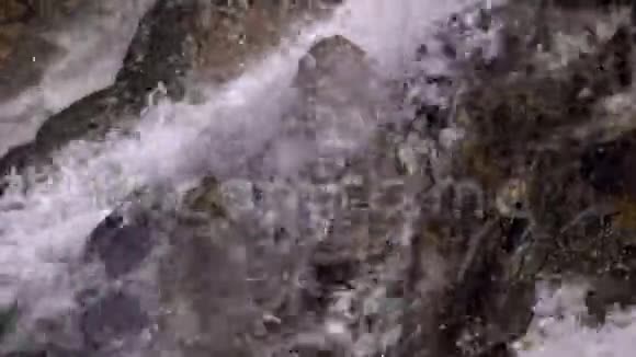 水流沿着岩石突起视频的预览图