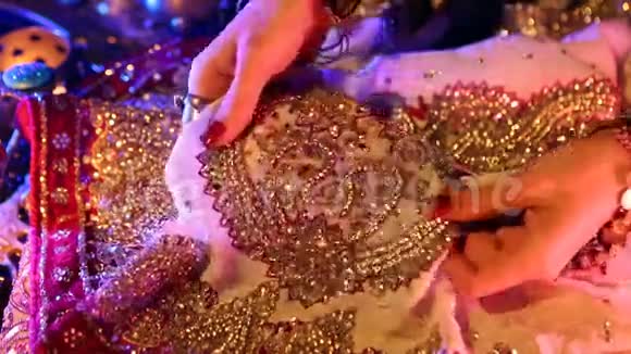 黄金东方珠宝及配件女性手与印度珠宝视频的预览图