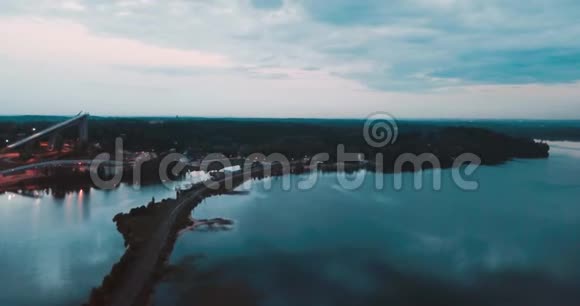 北海上空美丽的云俄罗斯的黄昏芬兰湾的壮观景色波罗的海视频的预览图