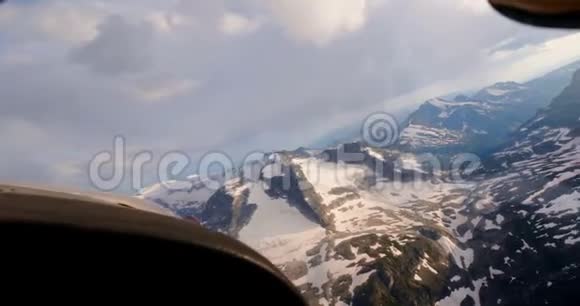 飞机飞越雪山4k视频的预览图