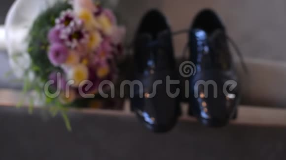 新郎的结婚鞋和花束视频的预览图