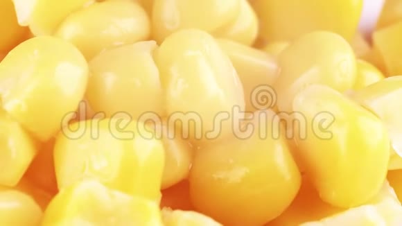 一堆罐装玉米大镜头视频的预览图
