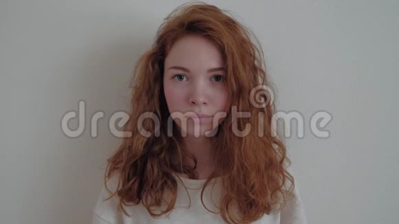 年轻红发少女肖像视频的预览图