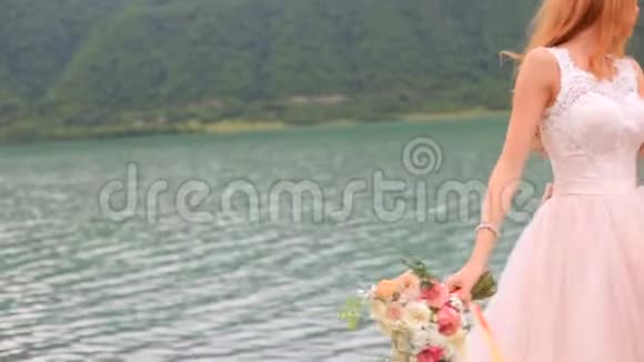 以河流为背景的美丽新娘婚礼日视频的预览图