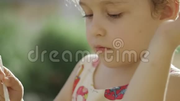 吃冰淇淋的小女孩一个小女孩吃冰淇淋4k视频的预览图