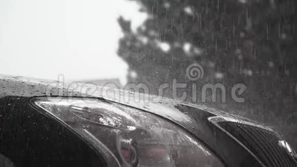 令人令人满意的慢动作的雨滴平静的的黑色的潮湿的新的豪华汽车罩帽头灯视频的预览图