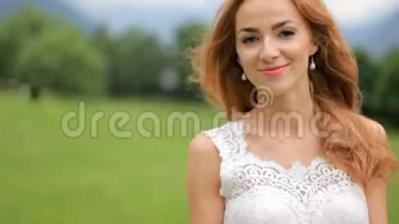美丽的新娘在山景的背景上格鲁吉亚卡兹贝吉婚礼日视频的预览图