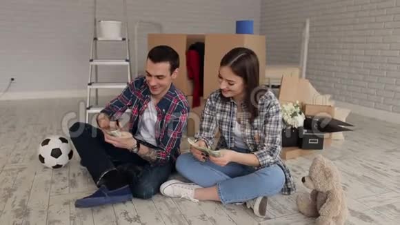 一对夫妇坐在公寓里数钱视频的预览图