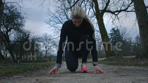 从地面开始的女性慢跑者视频的预览图