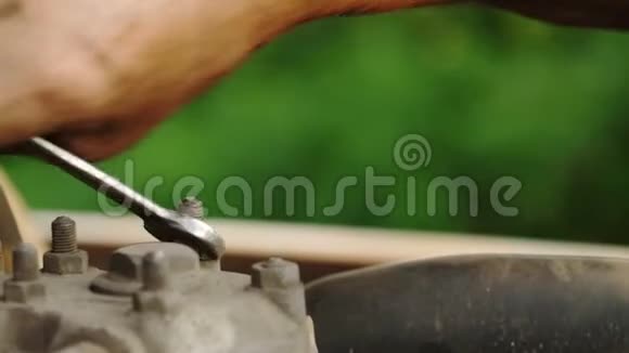 特写工人手臂拧开螺栓视频的预览图