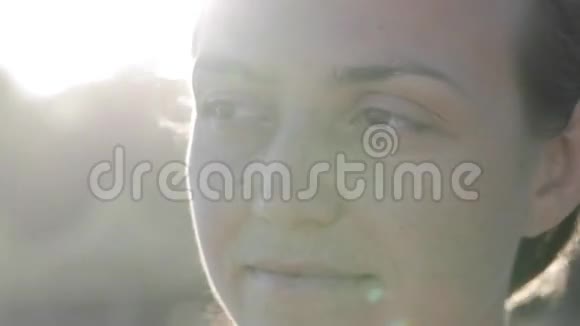 这位年轻女士的脸在户外自然光线很好视频的预览图