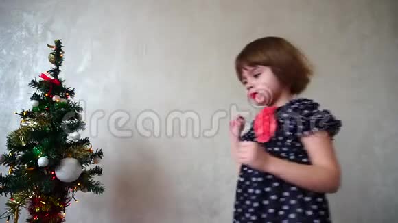 年轻的德国女孩举着孟加拉的火焰庆祝圣诞节视频的预览图