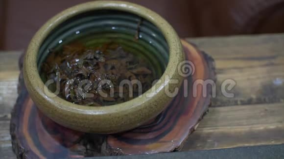 陶瓷碗中的茶叶冲泡及中国茶道用品视频的预览图
