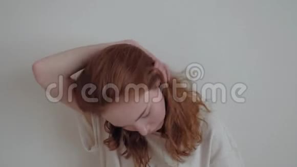 年轻红发少女肖像视频的预览图