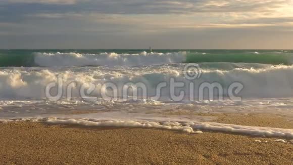 西班牙科斯塔布拉瓦的帕拉莫斯阳光明媚的一天里海浪很大视频的预览图