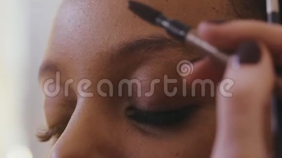 化妆师用刷子梳理眉毛然后拔毛矫正形状视频的预览图