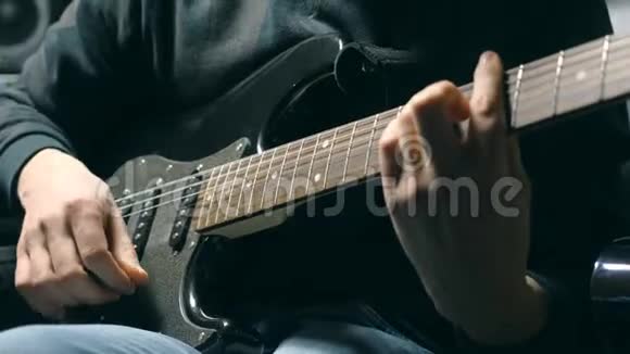 把吉他手的手指按在弦上男人的手臂独奏摇滚乐男性音乐家演奏的手视频的预览图