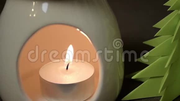 在香气灯中燃烧蜡烛视频的预览图