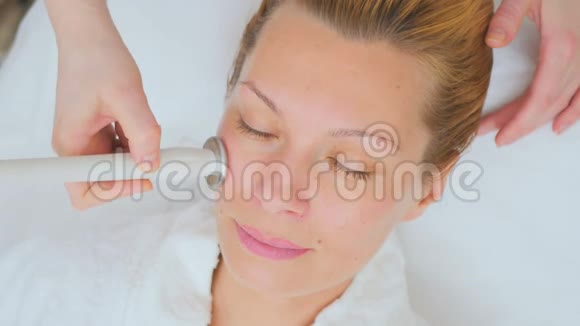 美容师做超声波面部按摩视频的预览图