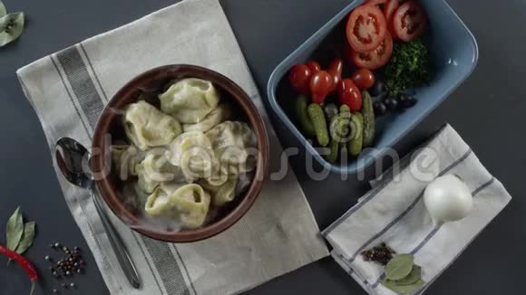 用饺子特写盘子场景特写一盘饺子提供乡村晚餐的水饺和视频的预览图